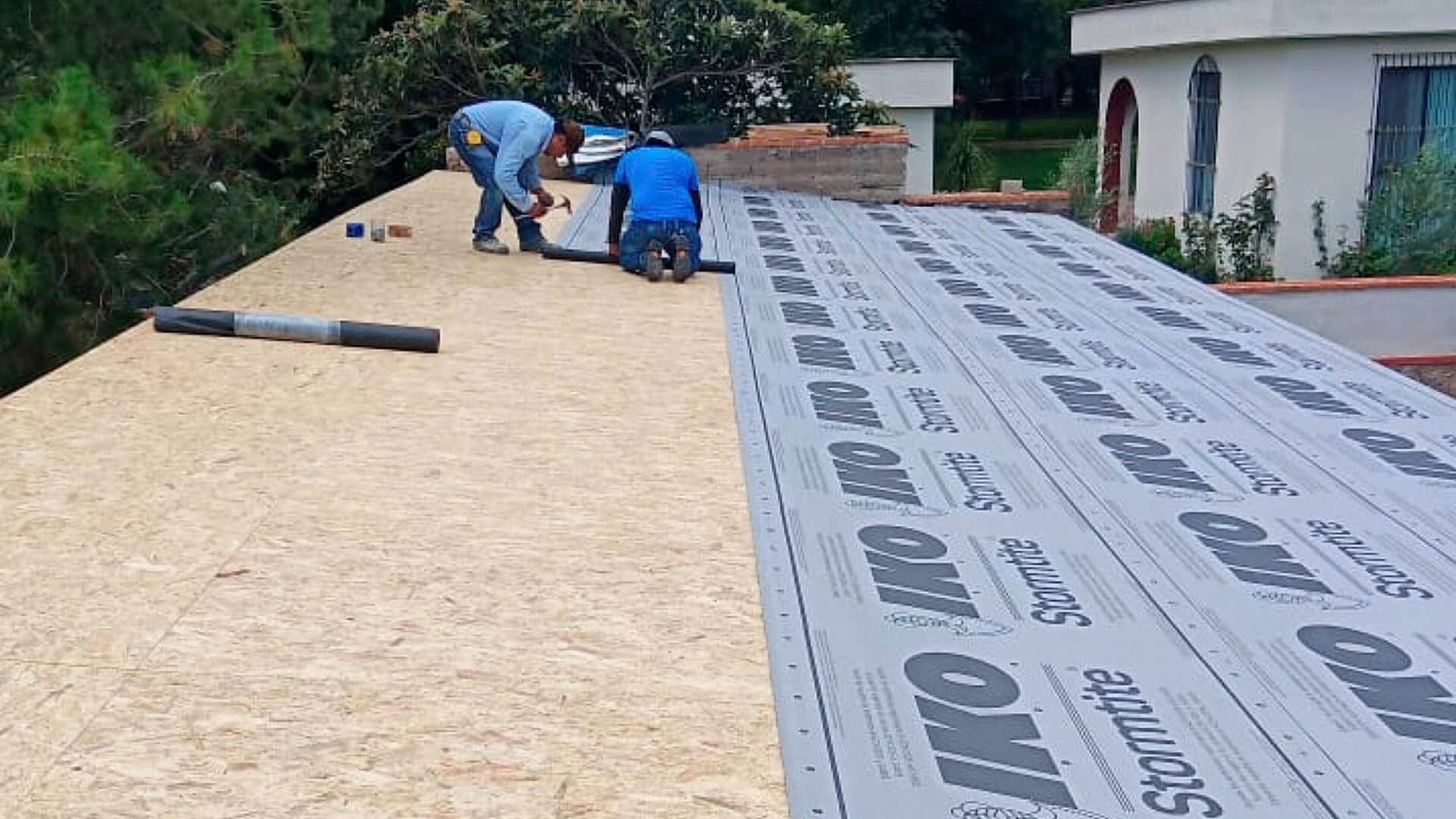 Colocación del fieltro Stormtite sobre la base del techo
