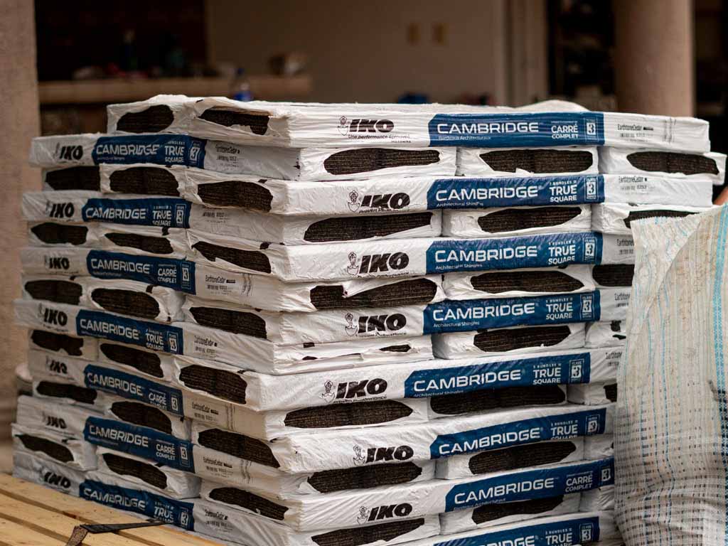 Paquetes de teja asfáltica IKO listos para envío en México