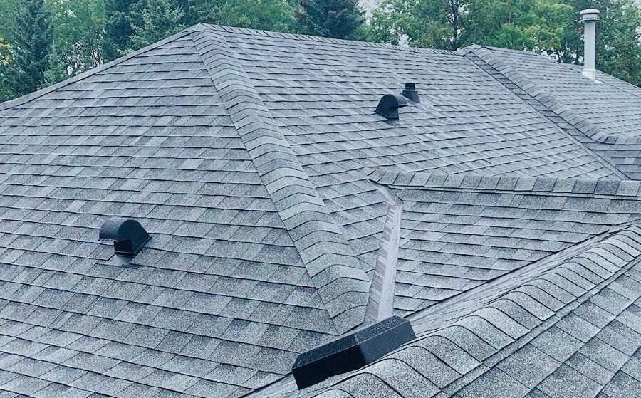 Cómo dar mantenimiento a un techo de tejas asfálticas